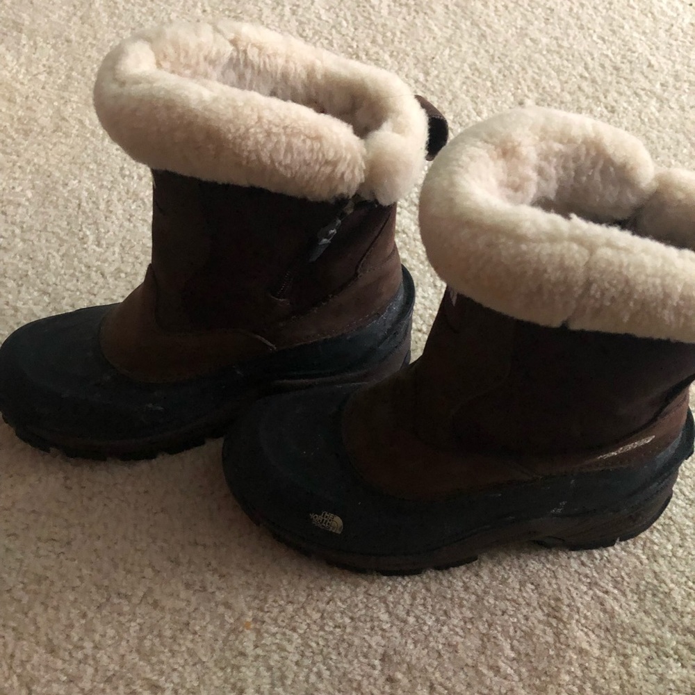 North face women’s snow boots. Size 6